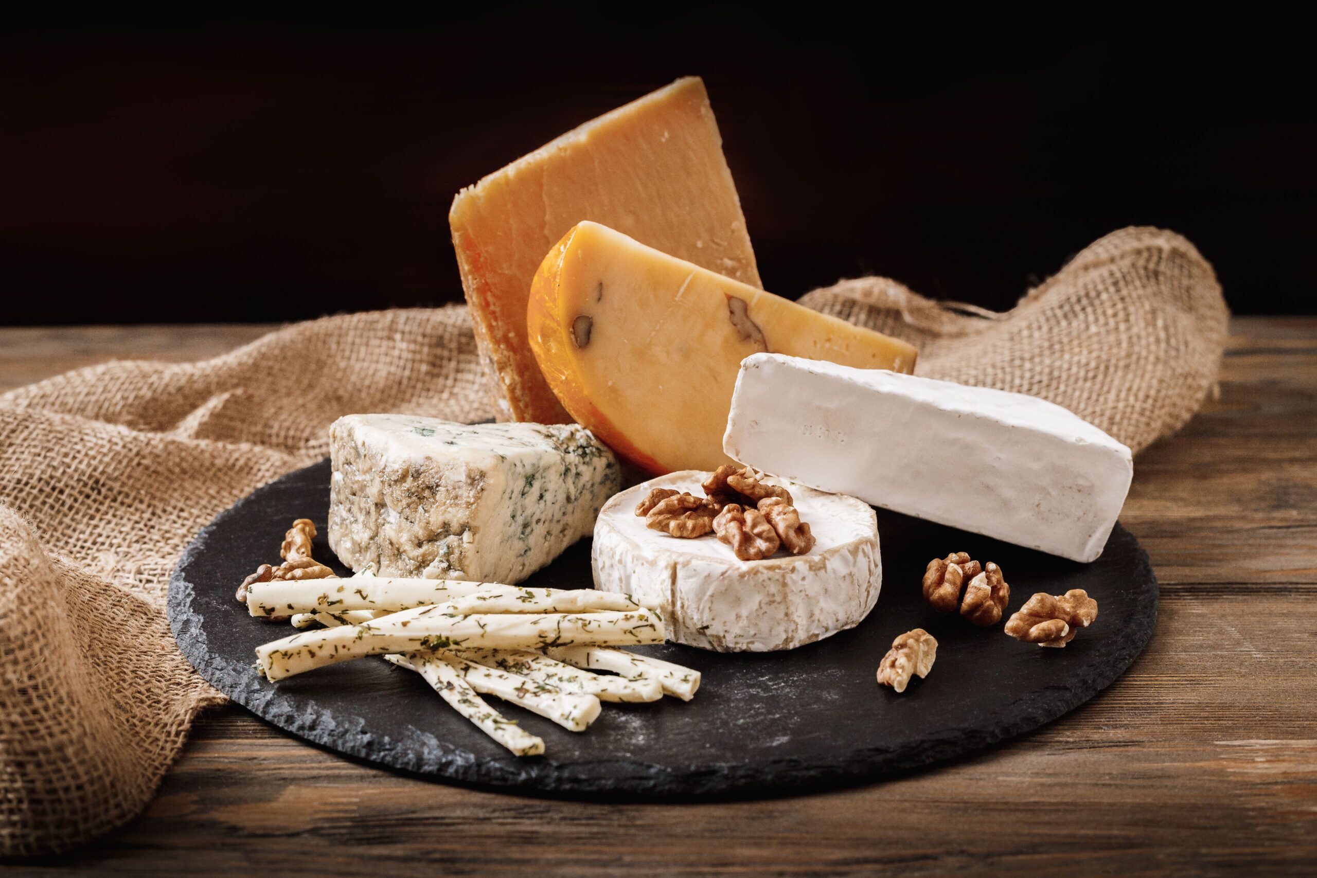 PECORINO AFFINATO IN CROSTA CON PAGLIA E FIENO - immagine 5